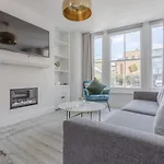 Stunning 3 Bedroom 2 Bath In Fantastic Location