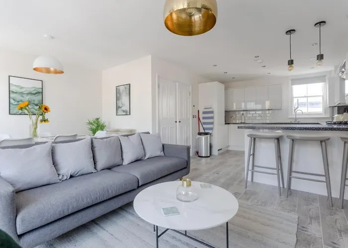Stunning 3 Bedroom 2 Bath In Fantastic Location