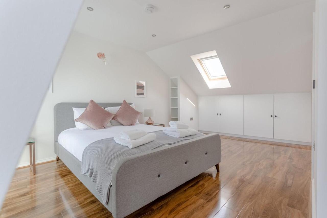 Stunning 3 Bedroom 2 Bath In Fantastic Location *
