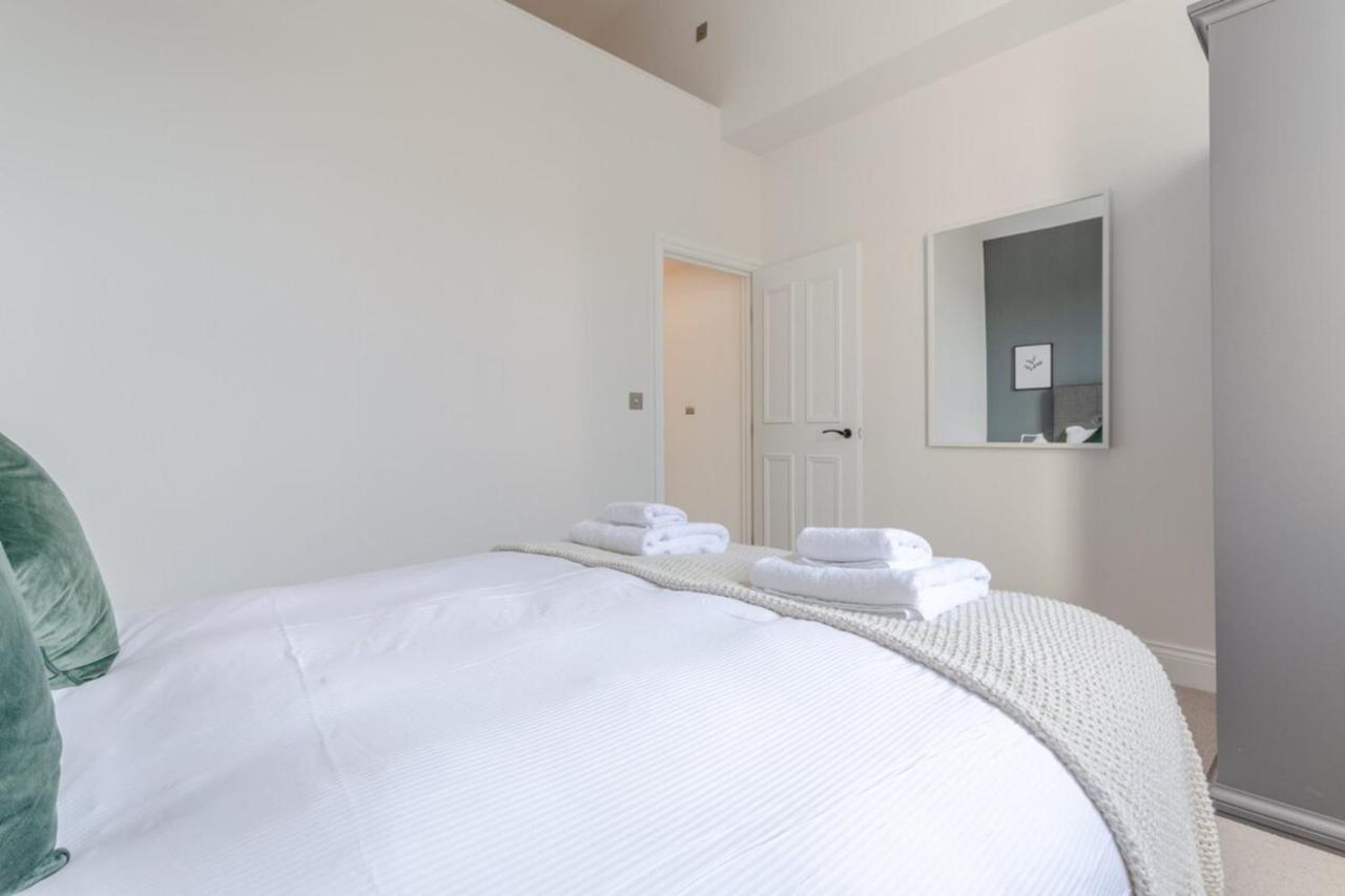 Stunning 3 Bedroom 2 Bath In Fantastic Location