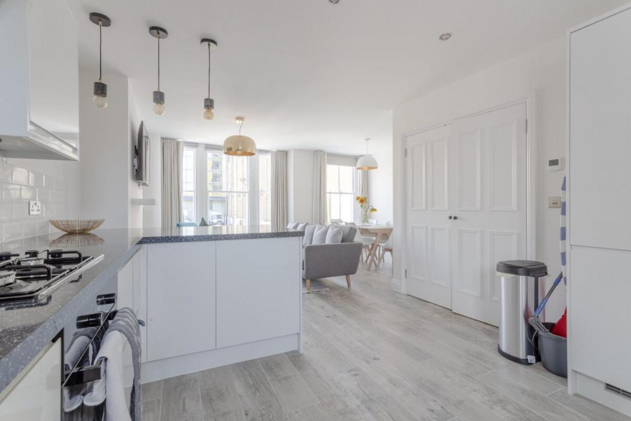 Stunning 3 Bedroom 2 Bath In Fantastic Location